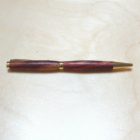 Stylo en Bois de Padouk – Rouge Intense et Élégance Naturelle