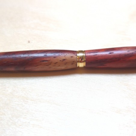 Stylo en Bois de Padouk – Rouge Intense et Élégance Naturelle