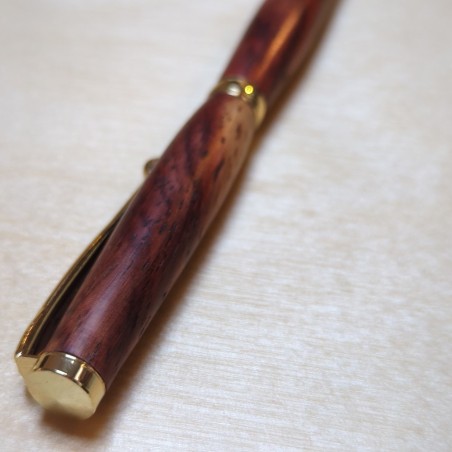 Stylo en Bois de Padouk – Rouge Intense et Élégance Naturelle
