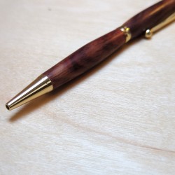 Stylo en Bois de Padouk – Rouge Intense et Élégance Naturelle