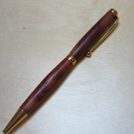 Stylo en Bois de Padouk – Rouge Intense et Élégance Naturelle