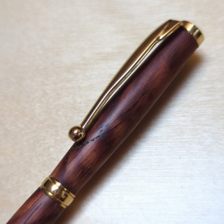 Stylo en Padouk Massif – Bois Rouge Exotique et Raffiné