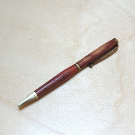 Stylo en Bois de Padouk – Design Élégant et Teinte Rouge Naturelle