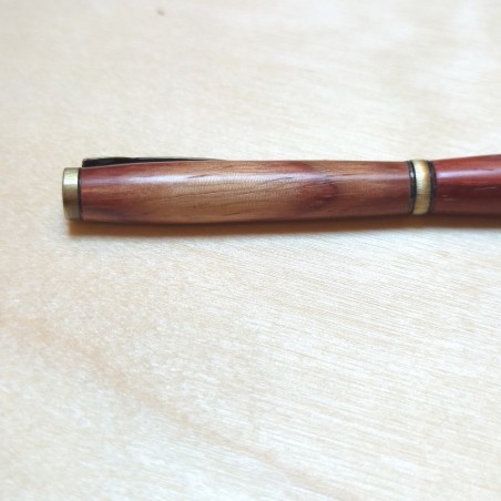 Stylo en Bois de Padouk – Design Élégant et Teinte Rouge Naturelle