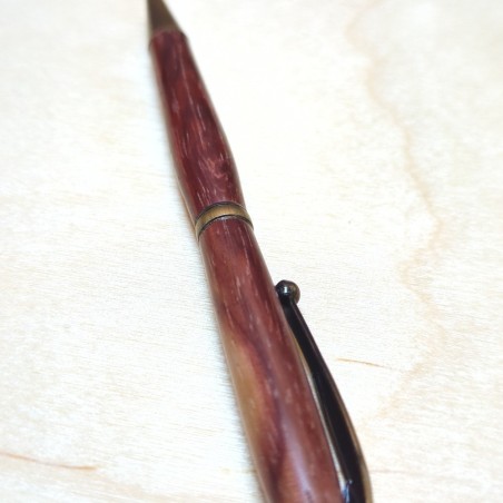 Stylo en Bois de Padouk – Design Élégant et Teinte Rouge Naturelle