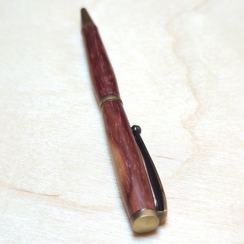 Stylo en Bois de Padouk – Design Élégant et Teinte Rouge Naturelle