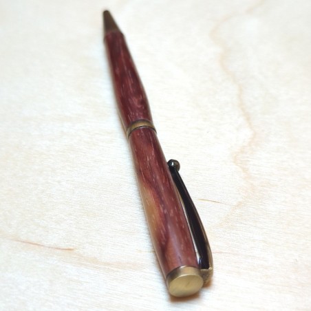 Stylo en Bois de Padouk – Design Élégant et Teinte Rouge Naturelle