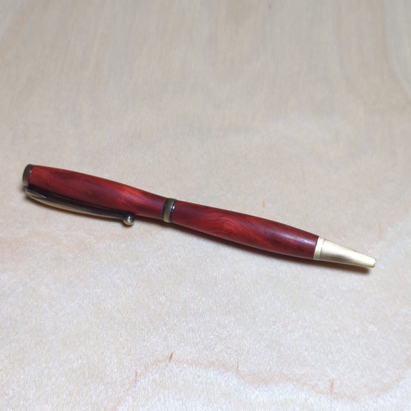 Stylo en Bois Red Heart – Rouge Intense et Élégance Exotique