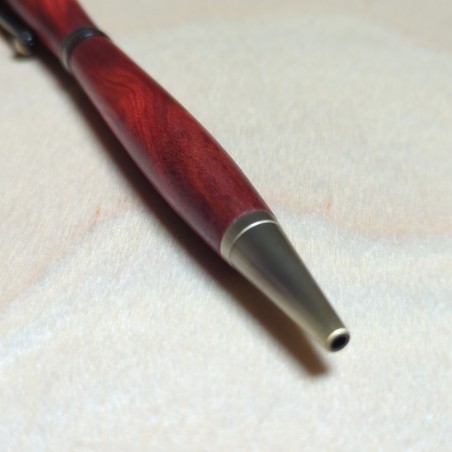 Stylo en Bois Red Heart – Rouge Intense et Élégance Exotique