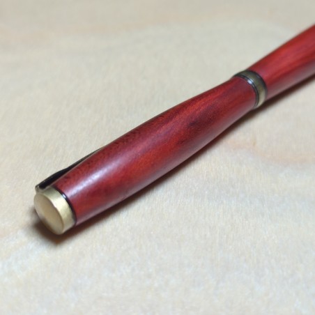 Stylo en Bois Red Heart – Rouge Intense et Élégance Exotique