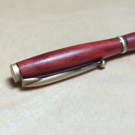 Stylo en Bois Red Heart – Rouge Intense et Élégance Exotique