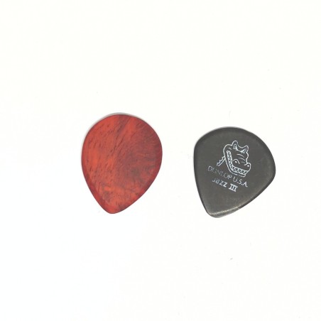 Médiator en bois de padouk artisanal – Fabriqué en France
