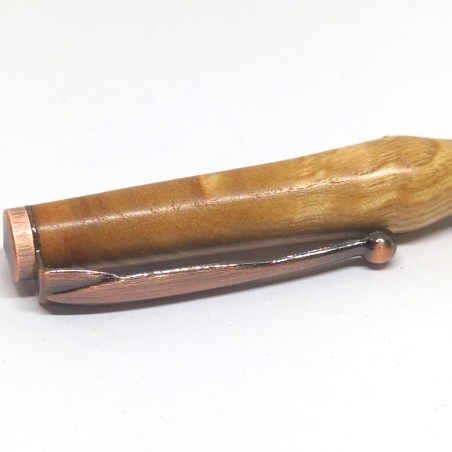 gros plan sur la barrette d'un stylo en orme