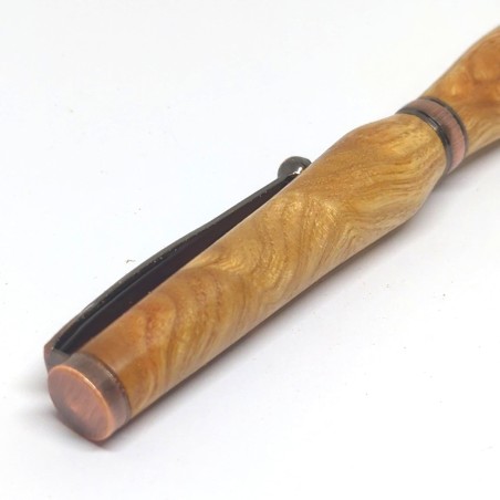 gros plan de Stylo en bois tourné en loupe d'orme