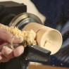 gros plan sur le tournage d'une toupie en bois