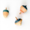 trois toupies en bois